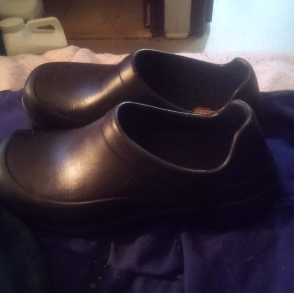 Slip resistant slip on shoes